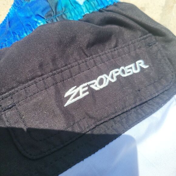 Boys swim trunks size 5/6 - Picture 3 of 4